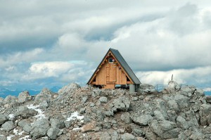 mountaintop-cabin-giovanni-pesamosca-1